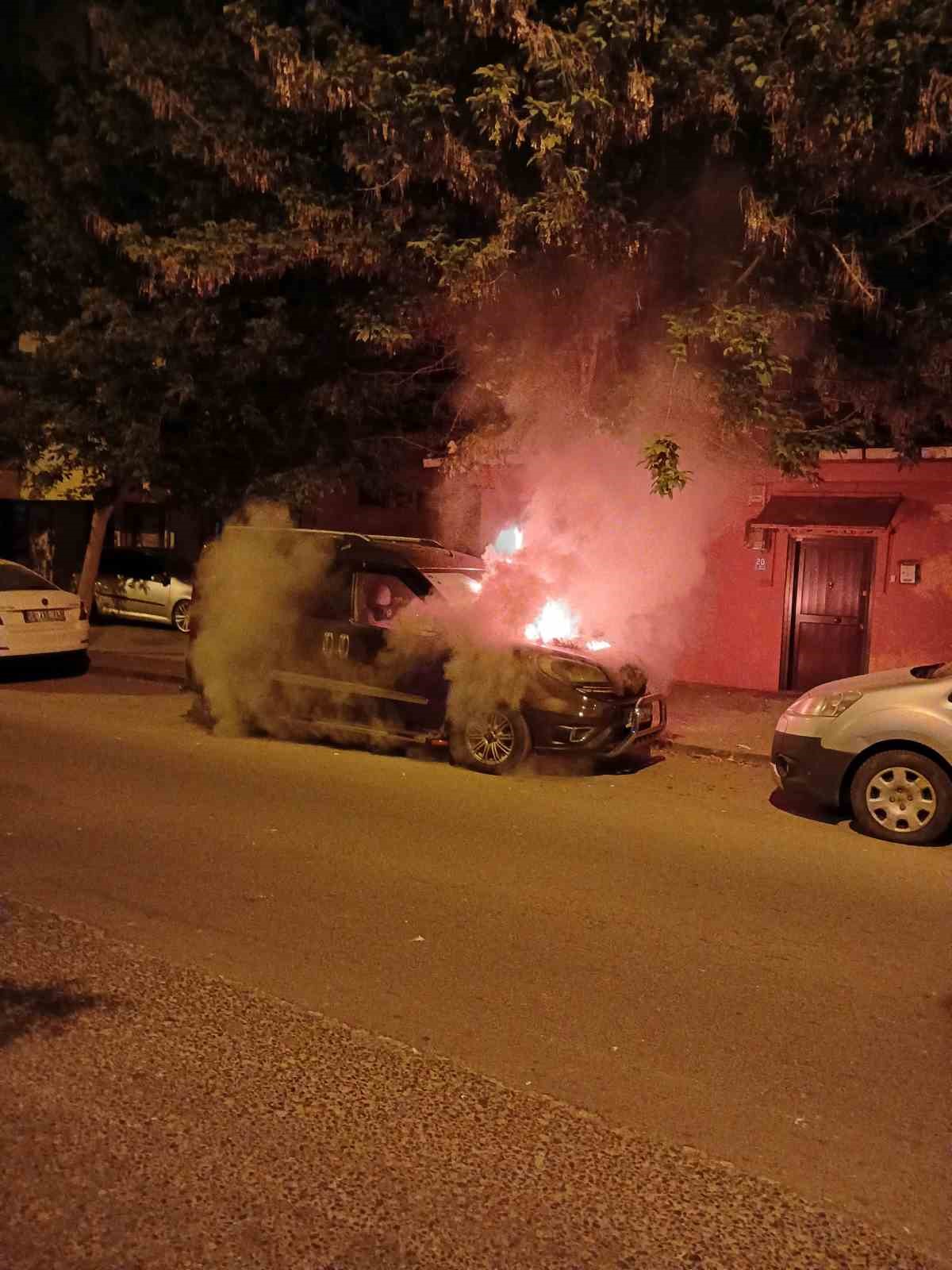 Aracı alev alev yandı, g&ouml;zyaşlarına boğuldu
