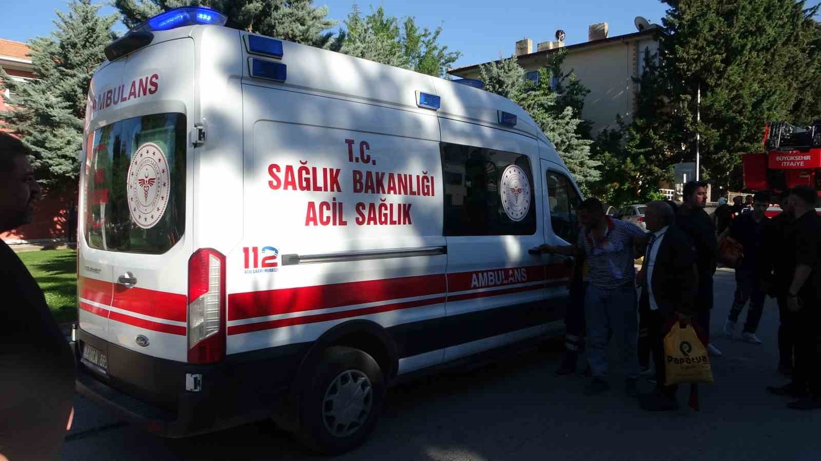 B&uuml;y&uuml;kşehir belediyesinde konteyner talebine olumsuz yanıt alan gen&ccedil; elinde bı&ccedil;akla &ccedil;atıya &ccedil;ıktı
