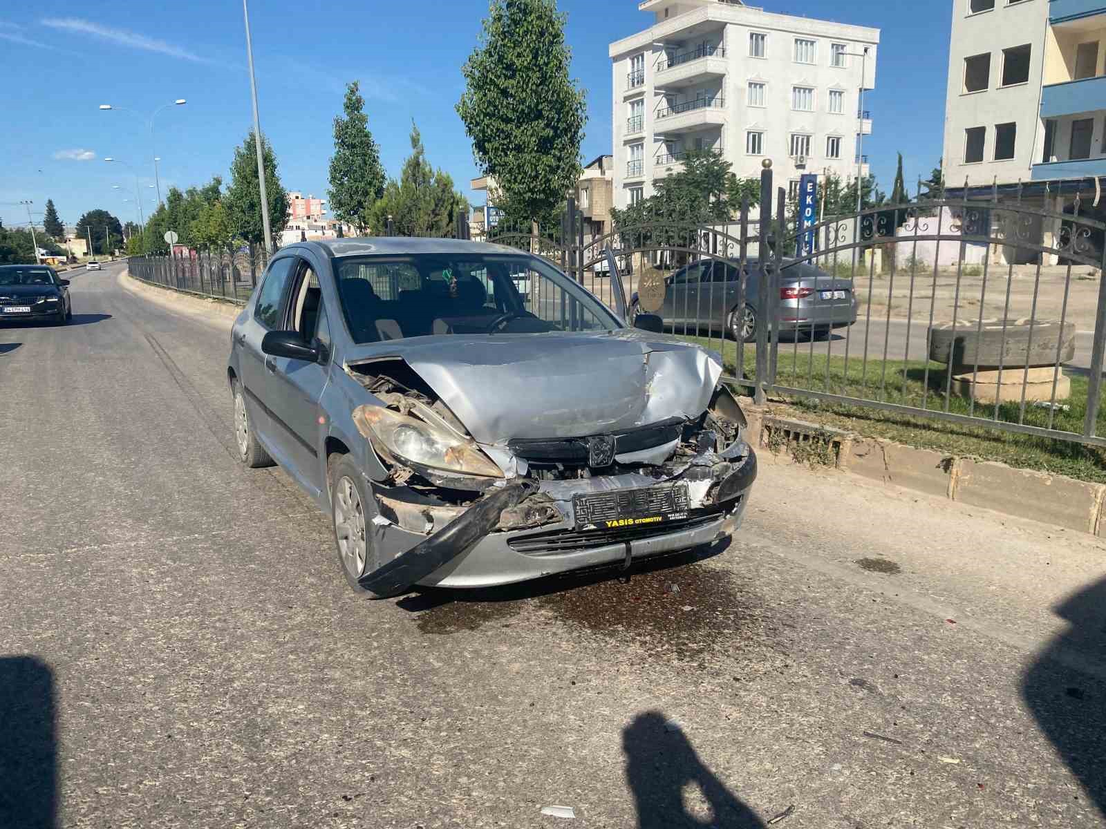Kırmızı ışıkta duran otomobile &ccedil;arptı: 1 yaralı
