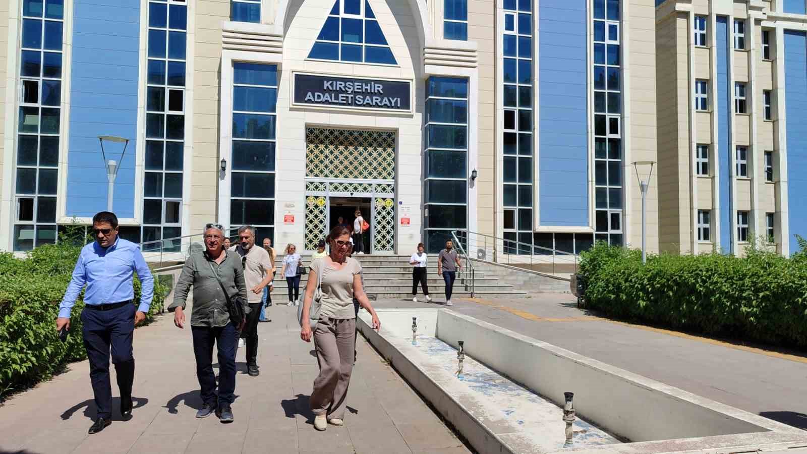 Eski öğrencisinin tacizine uğradığı iddia edilen akademisyen: "7 aydır evimde esirim"