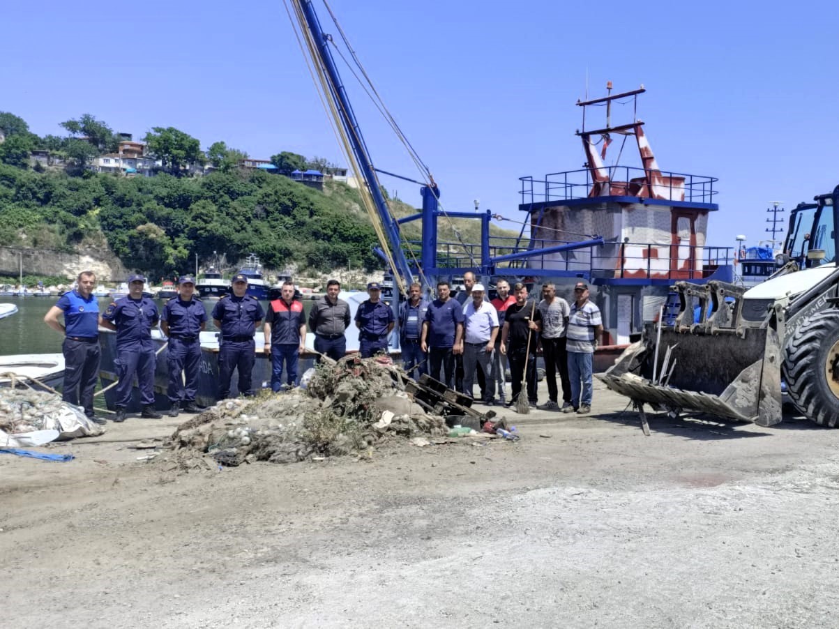 Kıyık&ouml;y limanında temizlik ger&ccedil;ekleştirildi: Onlarca lastik ve &ccedil;&ouml;p &ccedil;ıkarıldı
