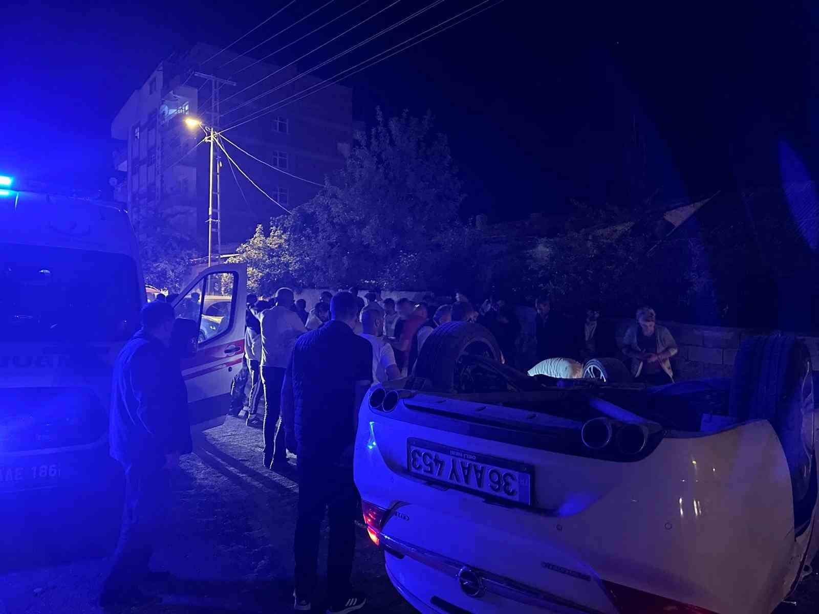 Kağızman&rsquo;da otomobil takla attı: 2 yaralı
