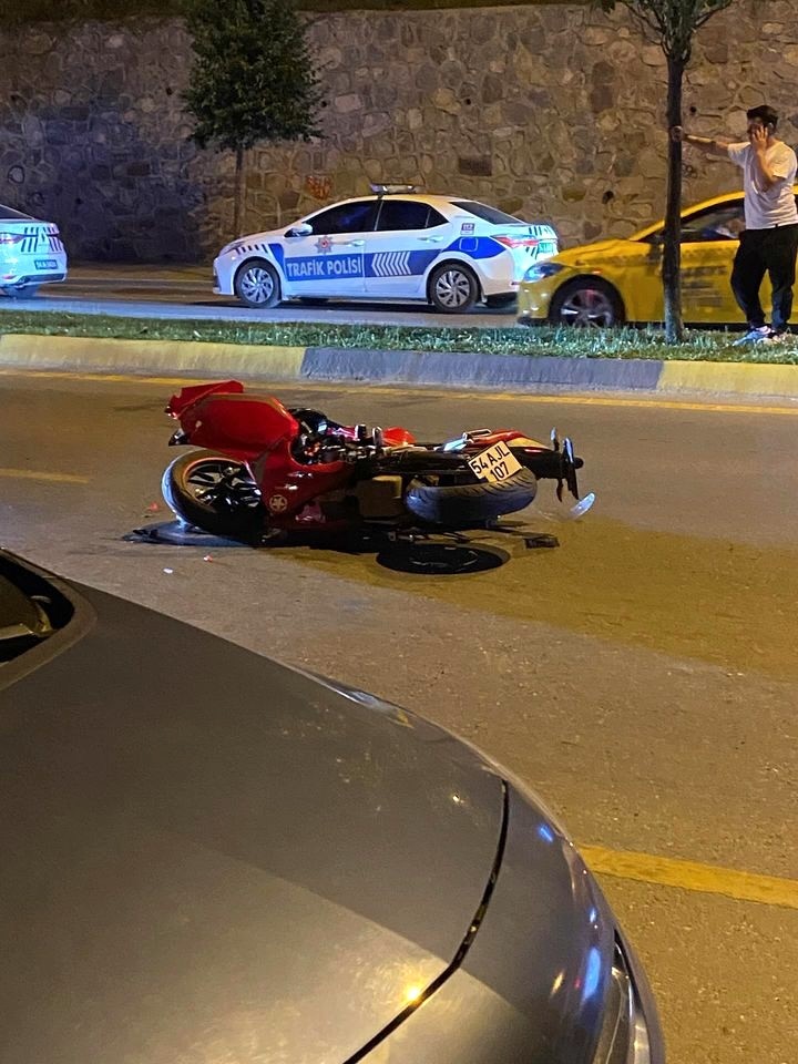 İki motosiklet &ccedil;arpıştı: Metrelerce s&uuml;r&uuml;klenen kadın s&uuml;r&uuml;c&uuml; otomobilin altına girdi
