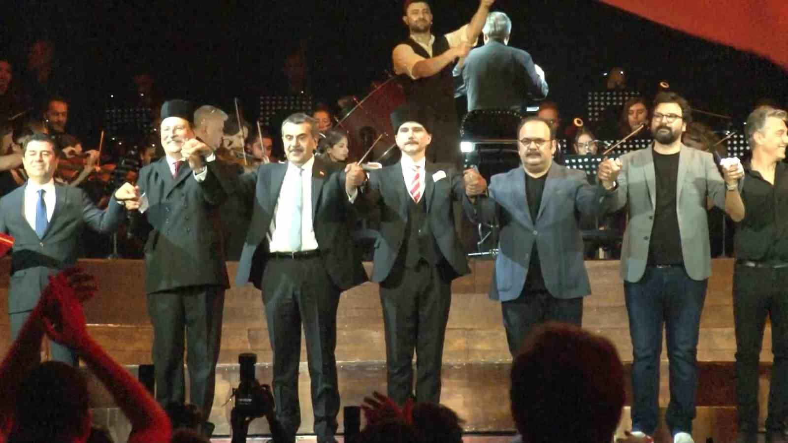 "Cumhuriyete Doğru" tiyatro oyunu Beşiktaş T&uuml;praş Stadyumu&rsquo;nda sahnelendi
