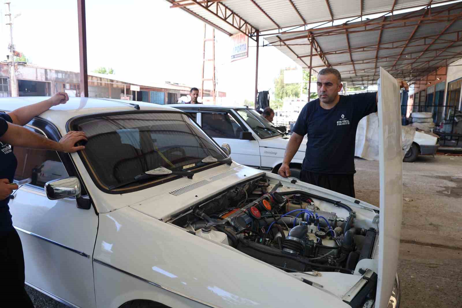 Adana sıcağına dayanamayan vatandaşlar eski araçlarına klima istemi taktırıyor
