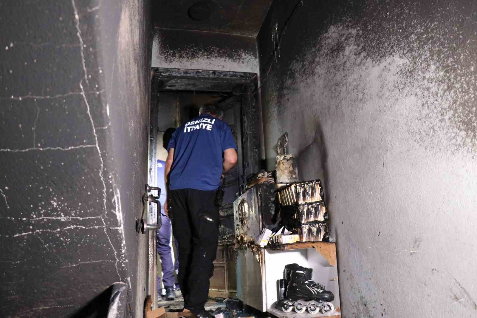 Kapı tutuşunca i&ccedil;eride mahsur kalan 4 kişi i&ccedil;in &ouml;l&uuml;m kalım savaşı verildi
