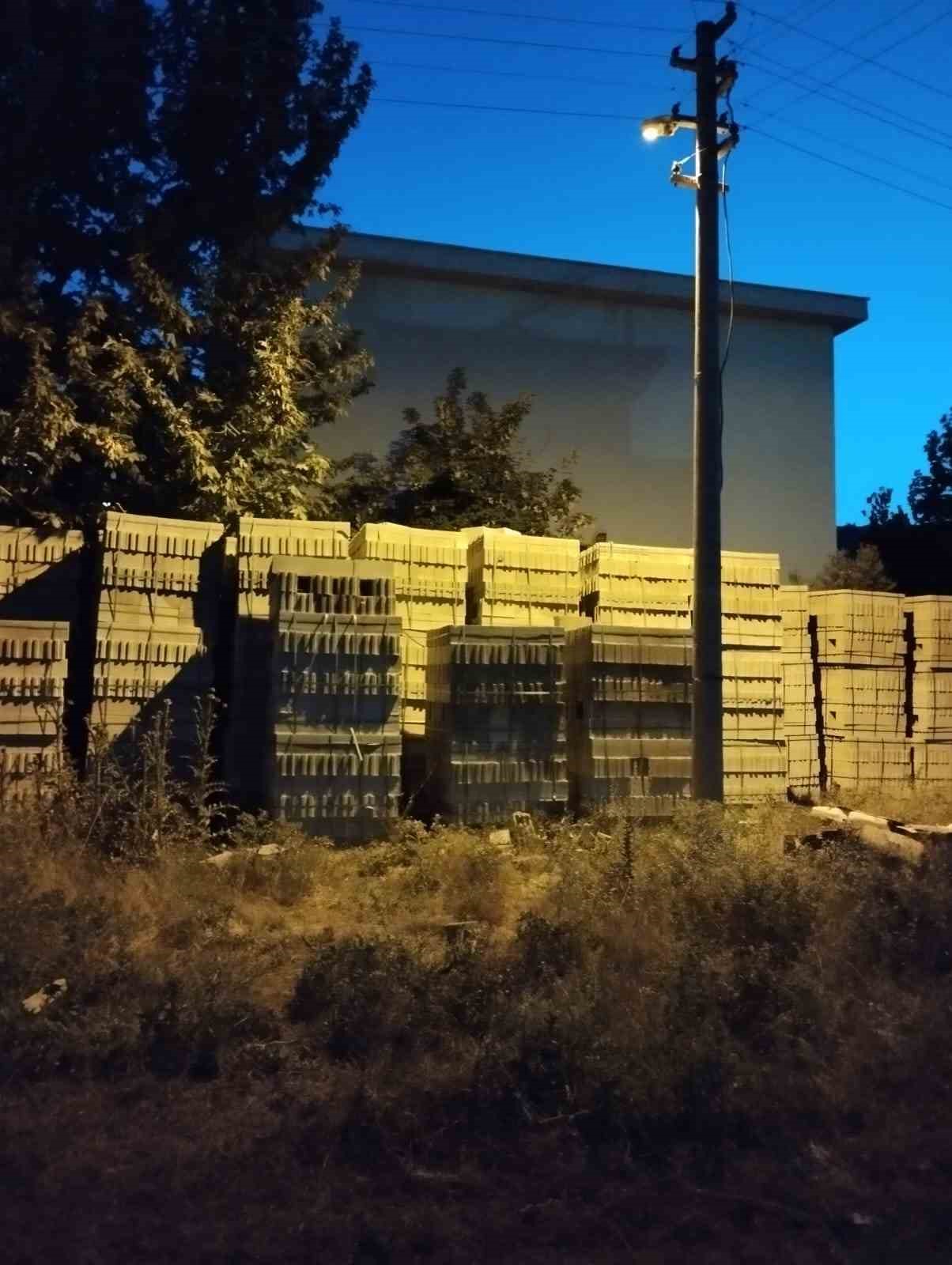 Briketlerin &uuml;zerinden d&uuml;şen &ccedil;ocuk ağır yaralandı
