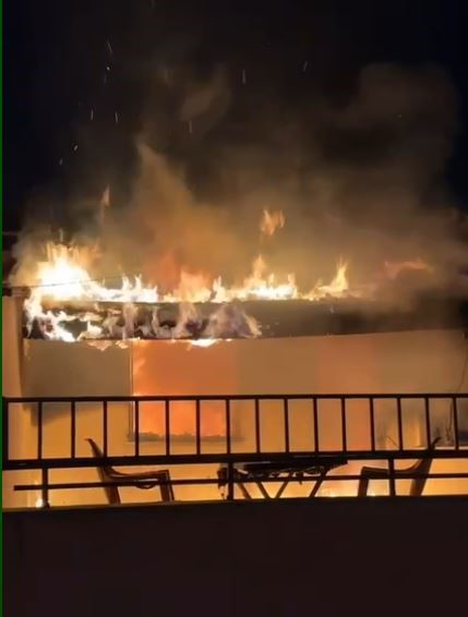 Apartmanın &ccedil;atı katında &ccedil;ıkan yangın korkuttu
