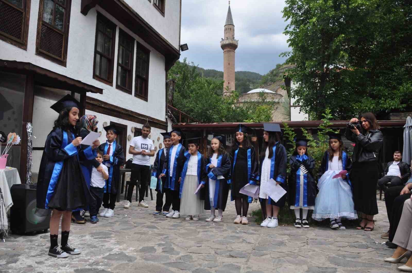 4’üncü sınıf öğrencilerin mezuniyet töreninde veliler gözyaşlarını tutamadı
