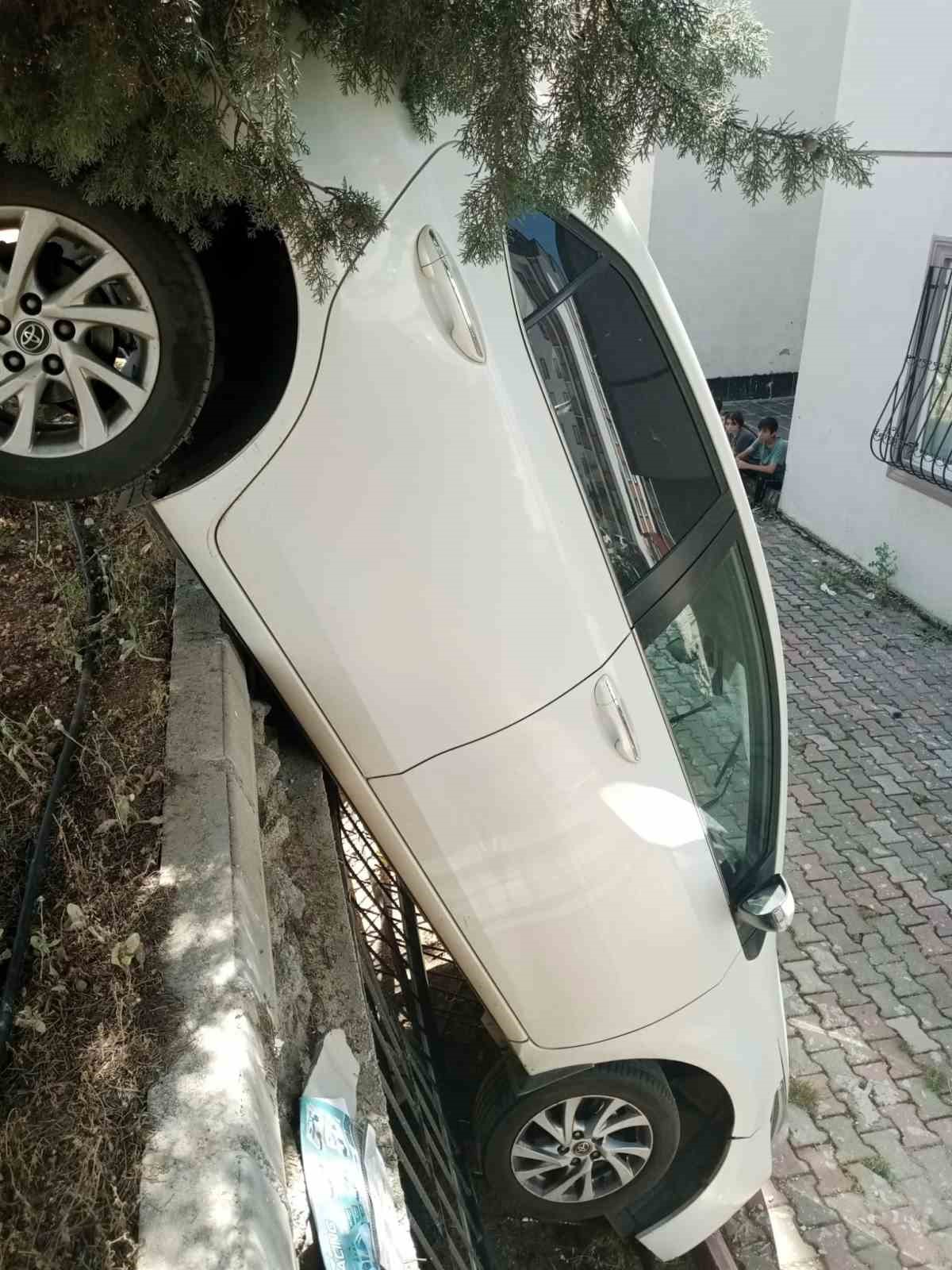 Otomobil site bah&ccedil;esine girip dik kaldı
