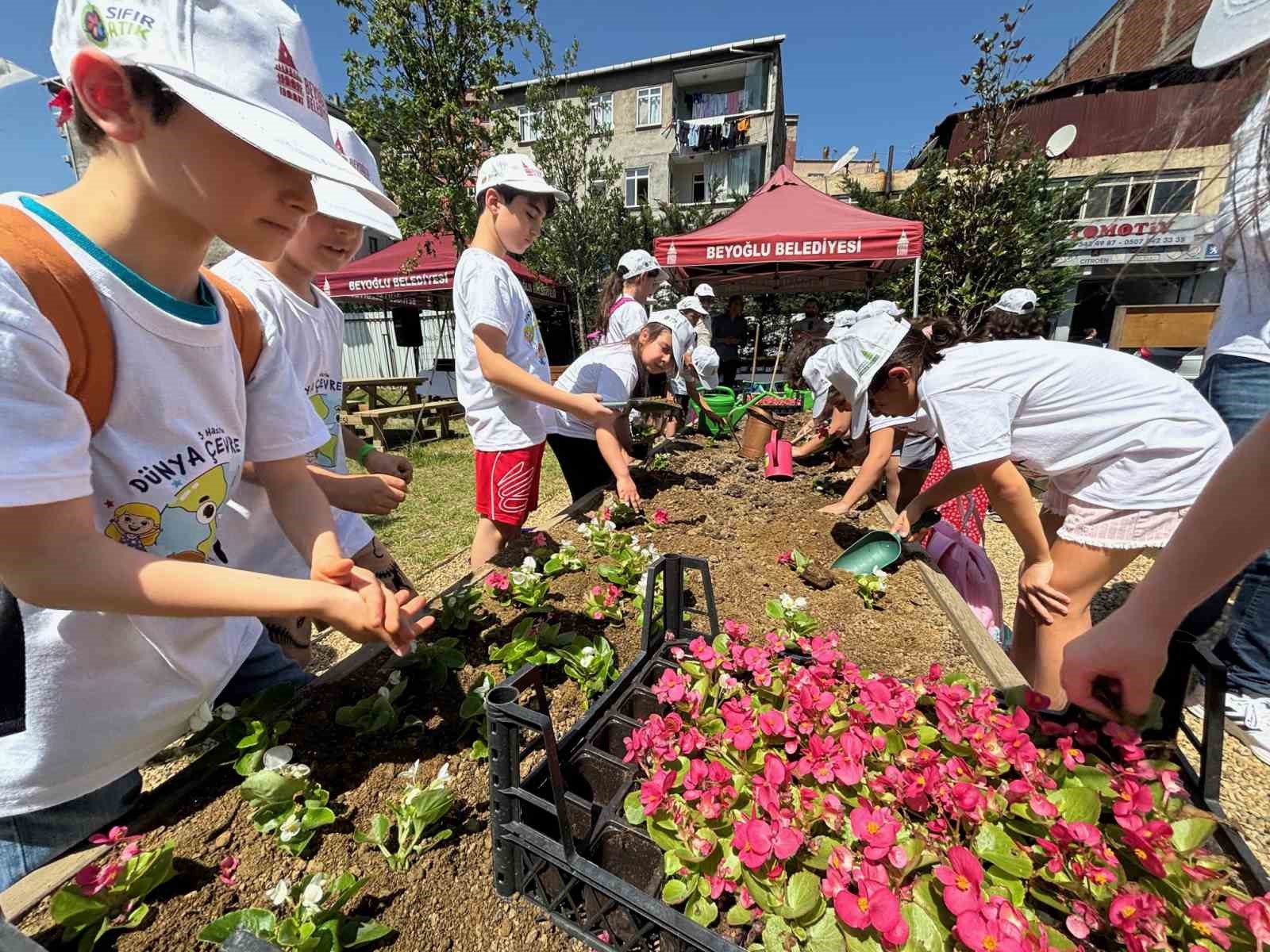 Beyoğlu’nda çocuklar Dünya Çevre Günü’nde fidan dikti