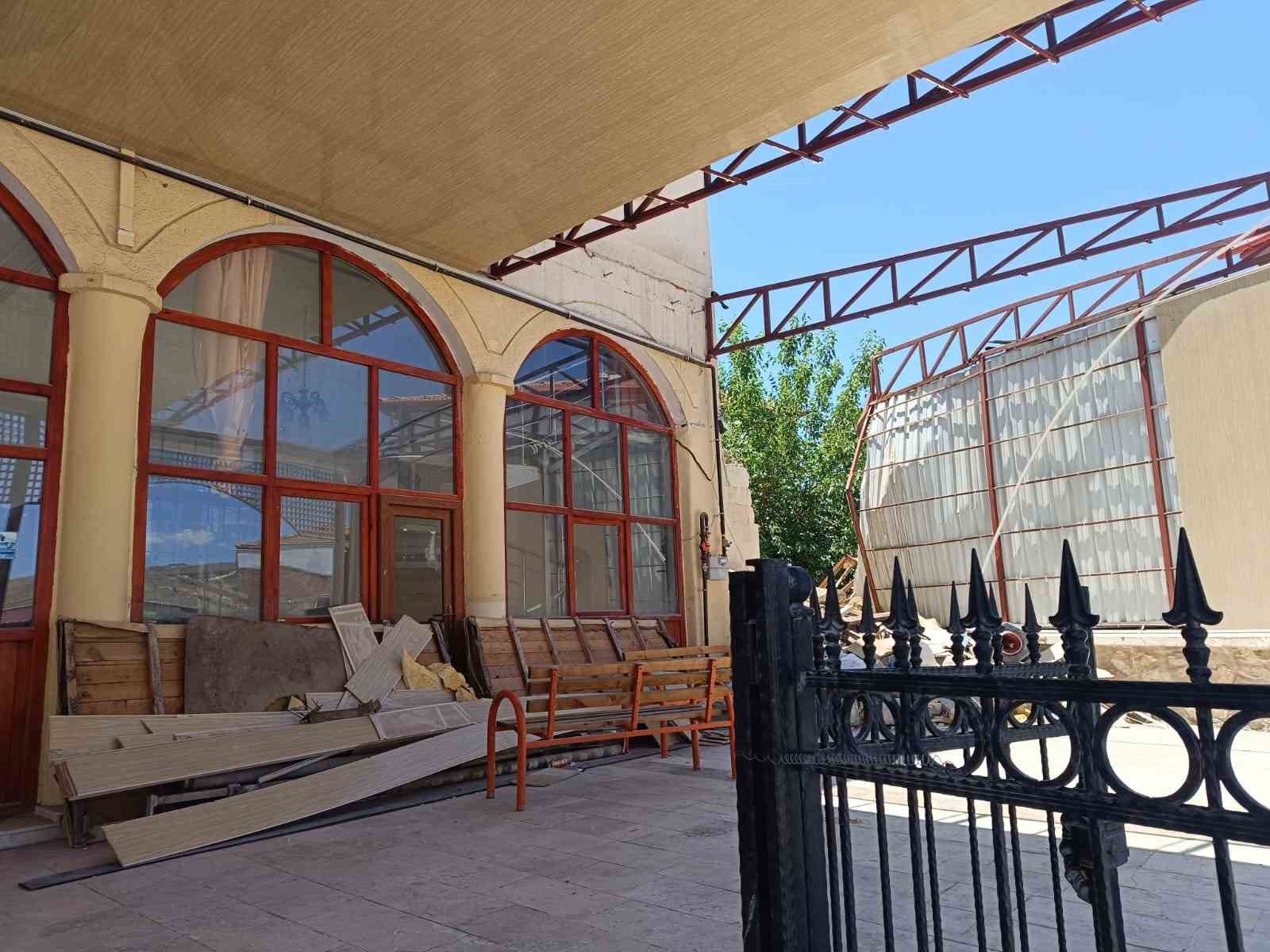 Depremde hasar alan camide restore &ccedil;alışmaları başladı
