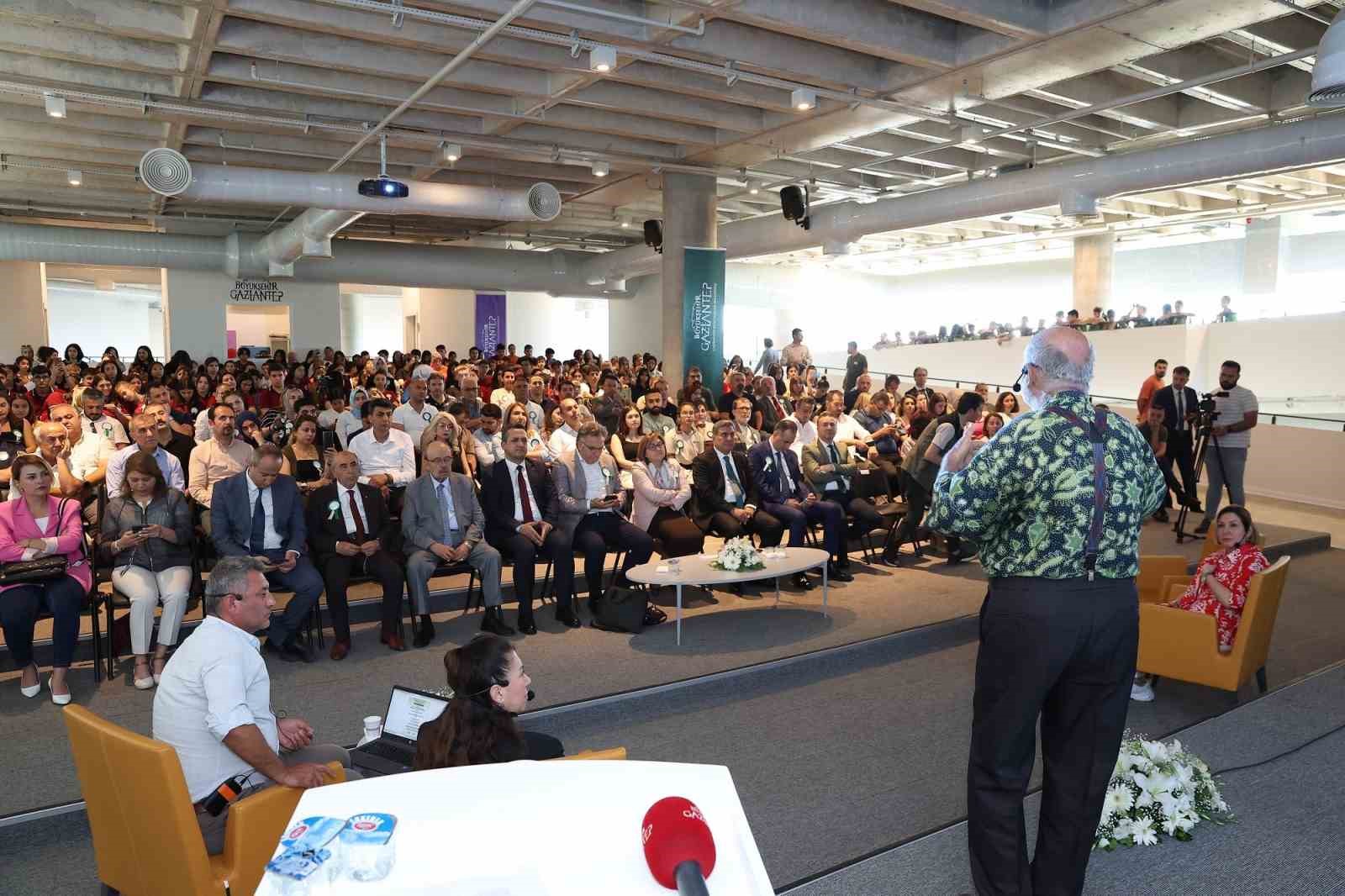 Şahin: "Daha iyi nesiller yetiştirmek için bilim ve aklı rehber edinmeliyiz"