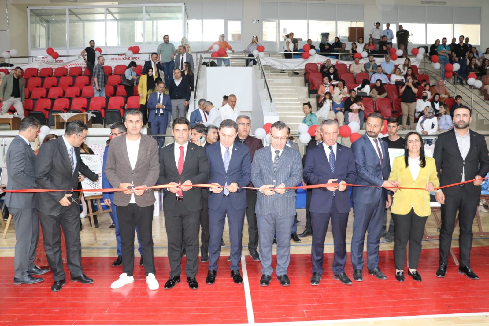Hakkâri’de yılsonu sergisi