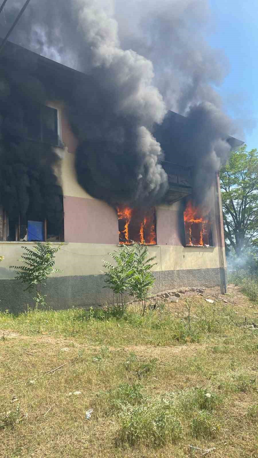 Gediz&rsquo;de yangında bina kullanılamaz hale geldi
