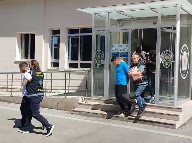 Kocaeli&rsquo;de viyad&uuml;k altına g&ouml;t&uuml;rd&uuml;kleri şahsı &ouml;ld&uuml;resiye d&ouml;v&uuml;p kameraya aldılar: 4 g&ouml;zaltı
