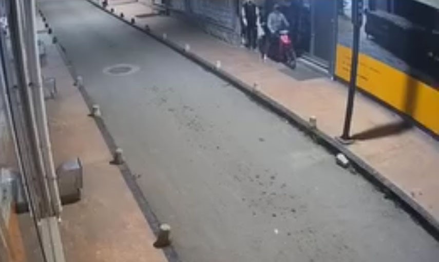 Motosiklet hırsızlığı kameraya yansıdı
