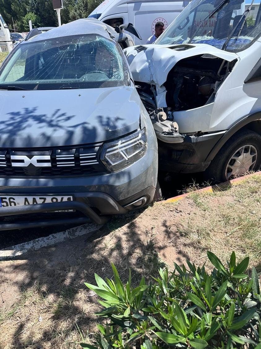 Siirt’te minibüs ile hafif ticari araç çarpıştı: 1 yaralı
