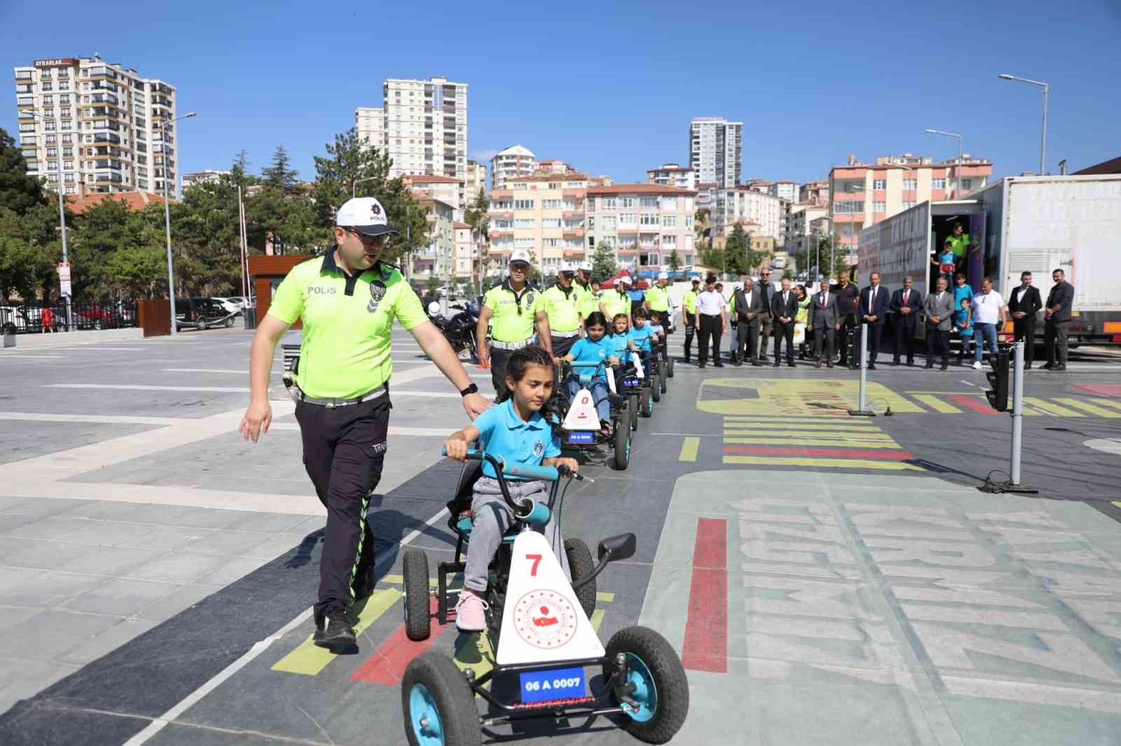 Niğde’de ’Mobil Trafik Eğitim Tırı’nda öğrencilere eğitim verildi