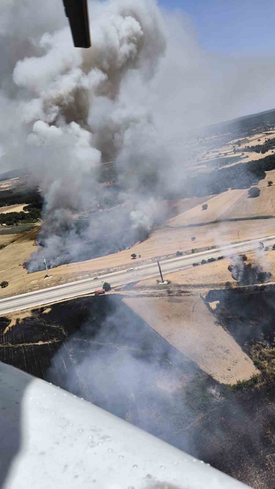 &Ccedil;anakkale&rsquo;de tarım alanında başlayan yangın ormanlık alana ilerliyor
