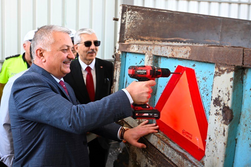 Malatya&rsquo;da, trakt&ouml;r s&uuml;r&uuml;c&uuml;lerine reflekt&ouml;r dağıtıldı
