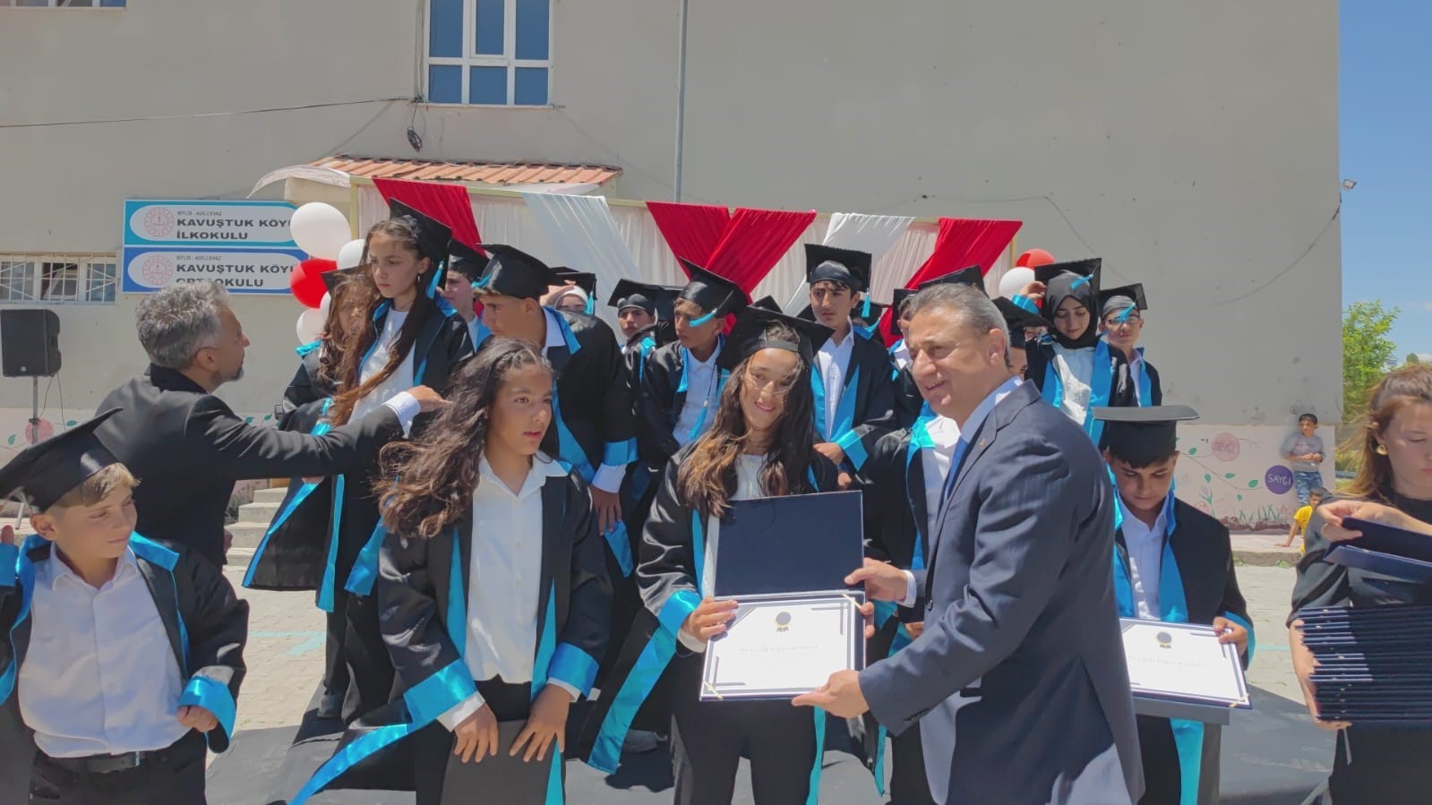 K&ouml;y okulunda mezuniyet t&ouml;reni
