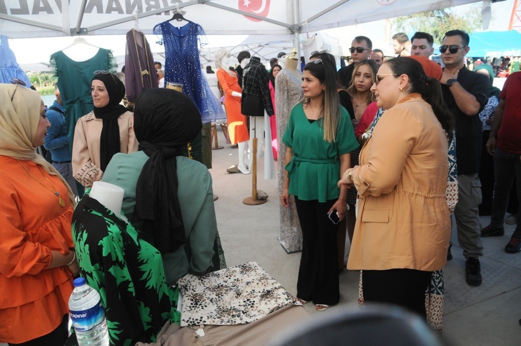 Cizreli kadınlar el emeği ürünlerini Dicle Nehri kenarında sergiledi
