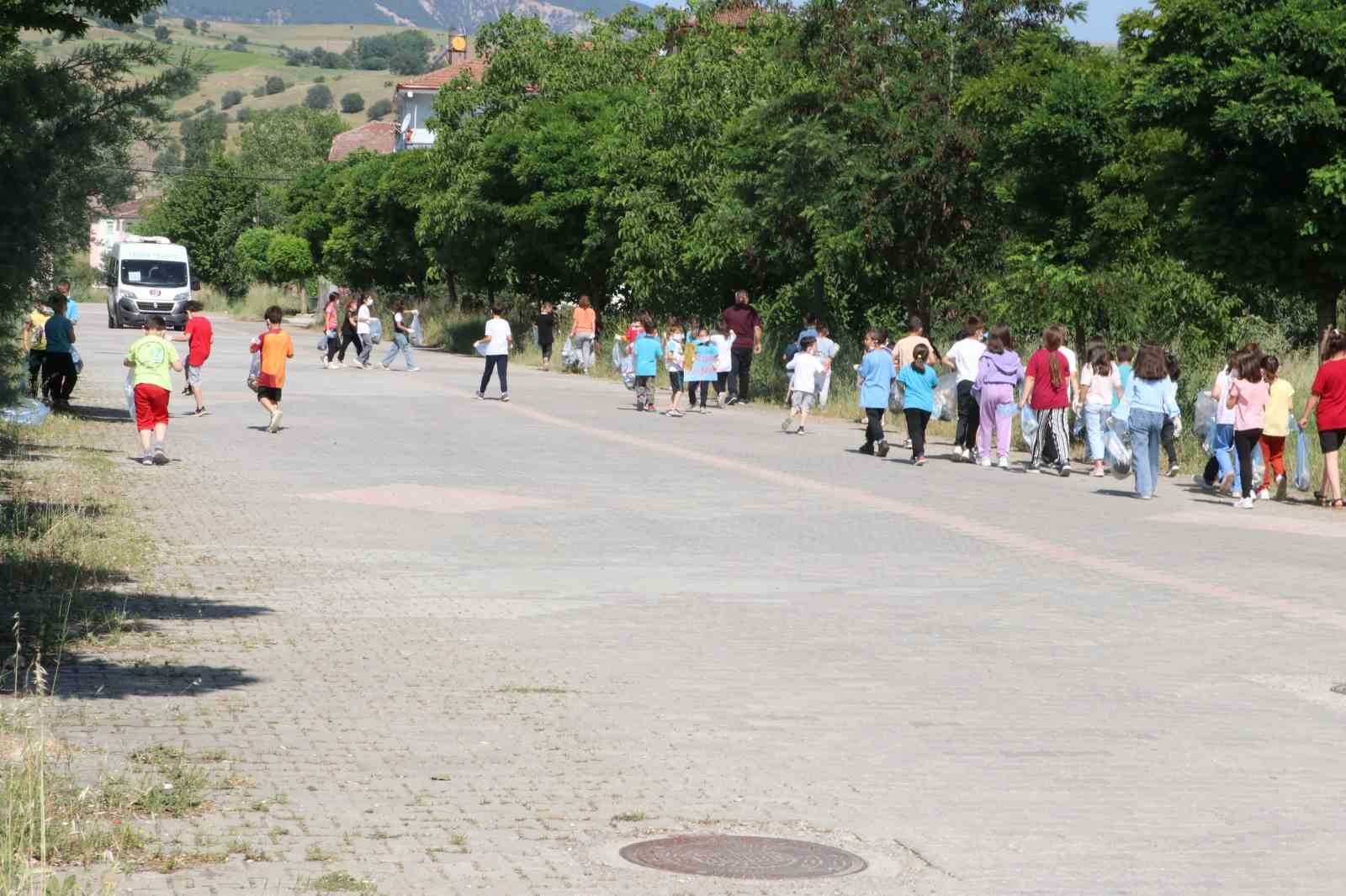 Öğrenciler ’Dünya Çevre Günü’nde mahalleyi temizledi