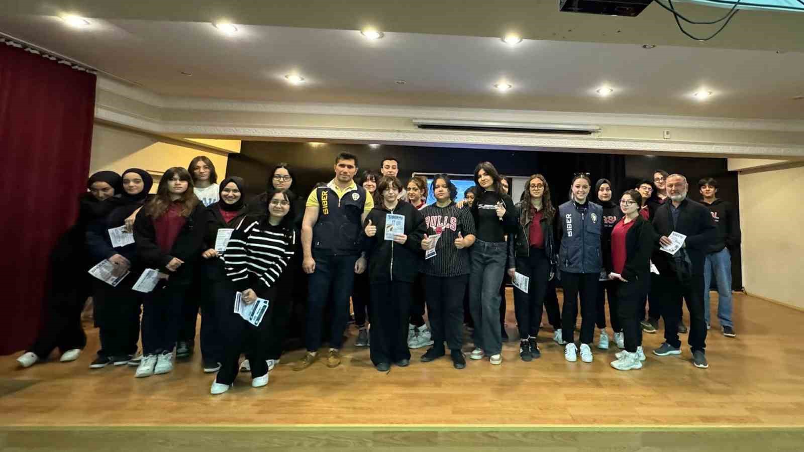 Kırıkkale polisinden &ouml;ğrencilere siber zorbalıkla m&uuml;cadele eğitimi
