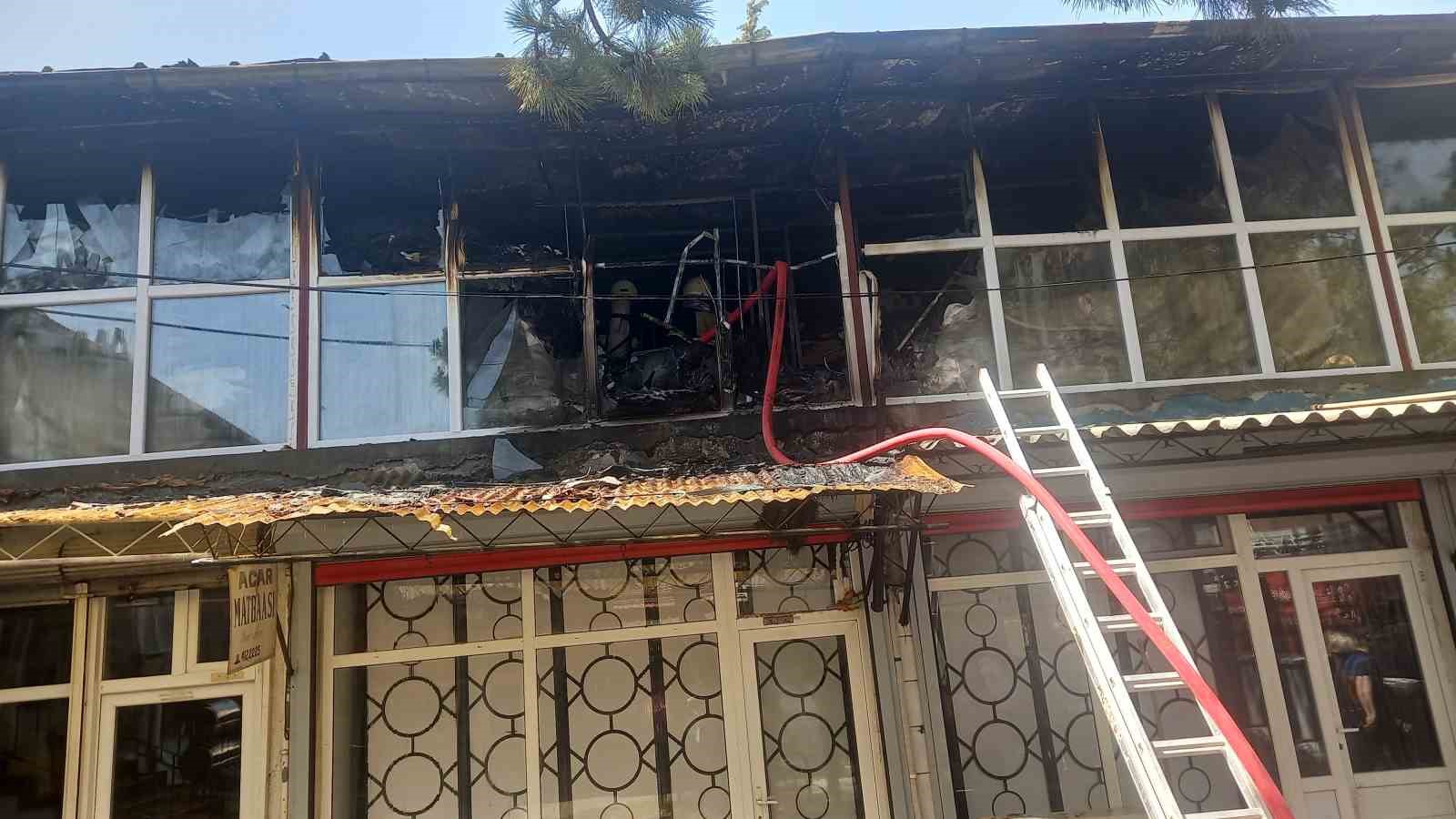 Gediz&rsquo;de giyim mağazasında yangın
