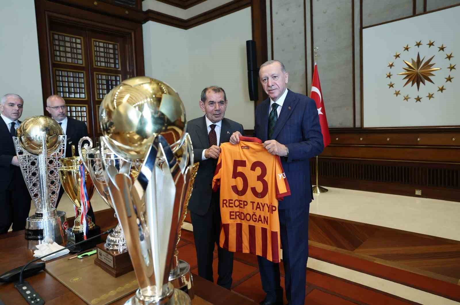 Galatasaray’ın şampiyon takımlarından Cumhurbaşkanı Erdoğan’a ziyaret 