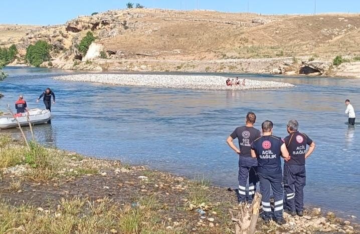 Dicle Nehri’nde mahsur kalan 4 çocuk ve genç kurtarıldı
