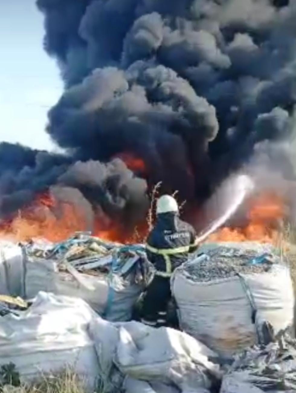 Kocaeli’de iki yangın: 3 otobüs ile geri dönüşüm tesisi yandı 