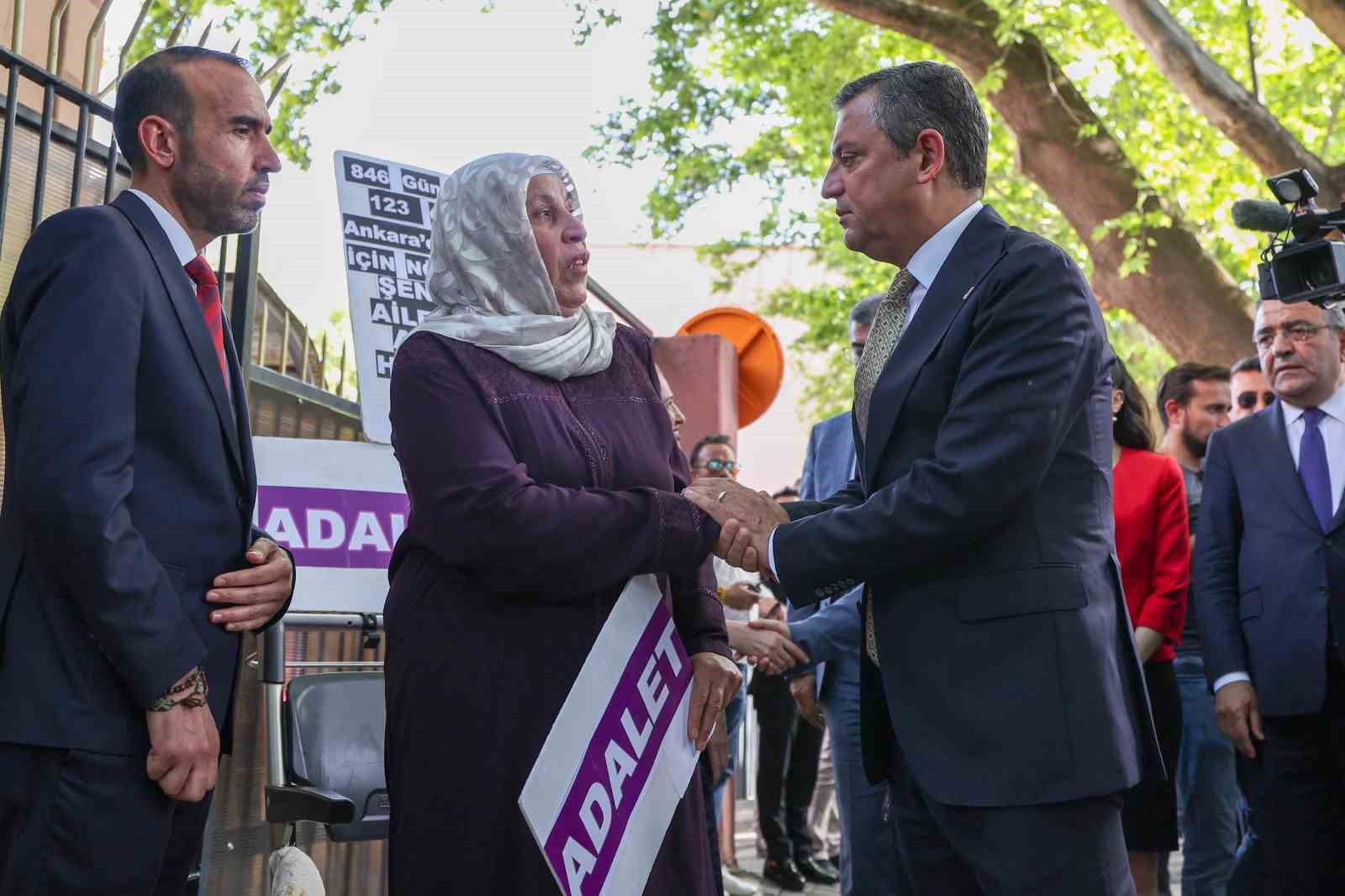 CHP Genel Başkanı Özel’den Emine Şenyaşar’a ziyaret