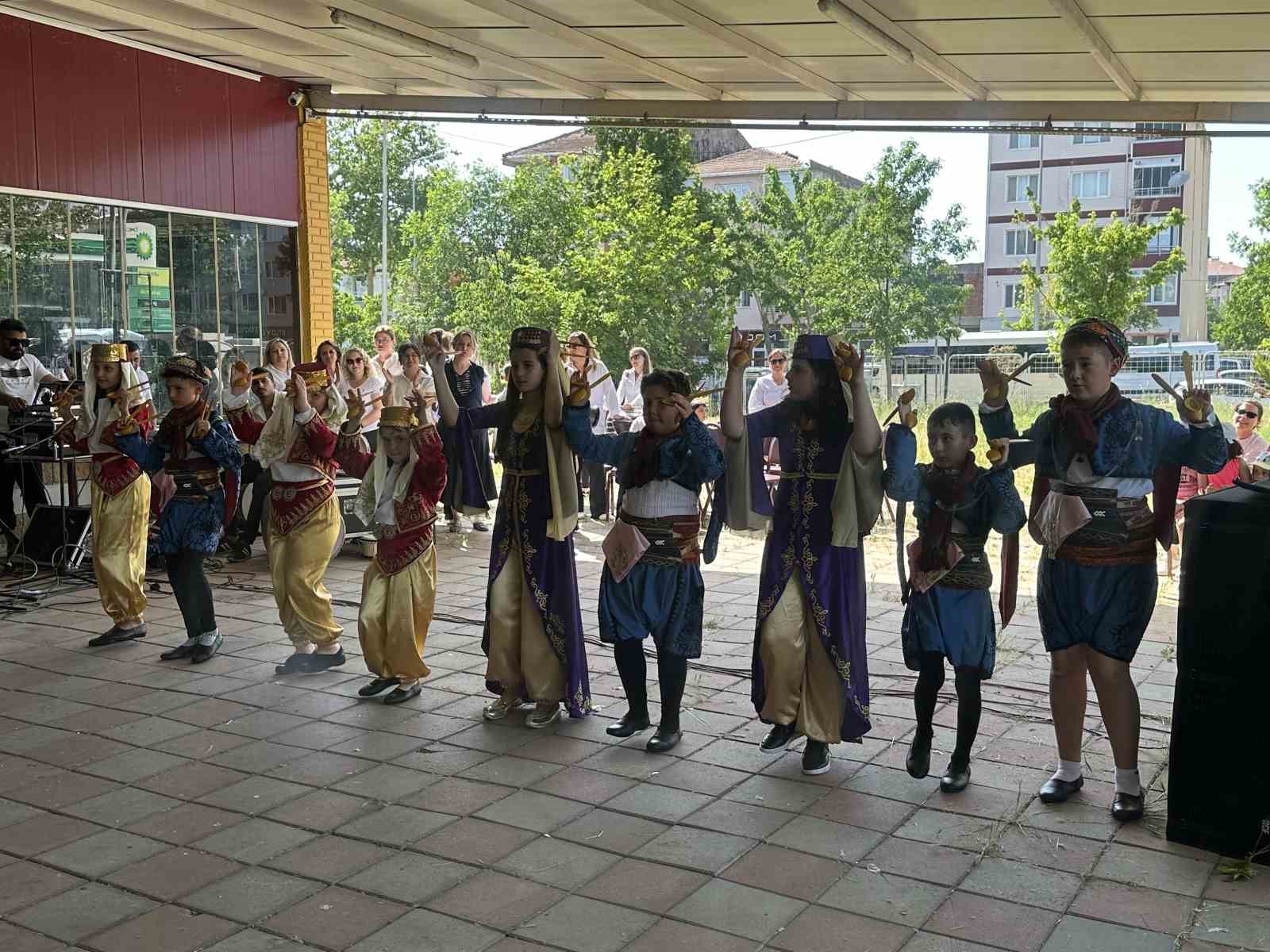 Bulgaristan ekibinden folklor ve dans g&ouml;sterisi
