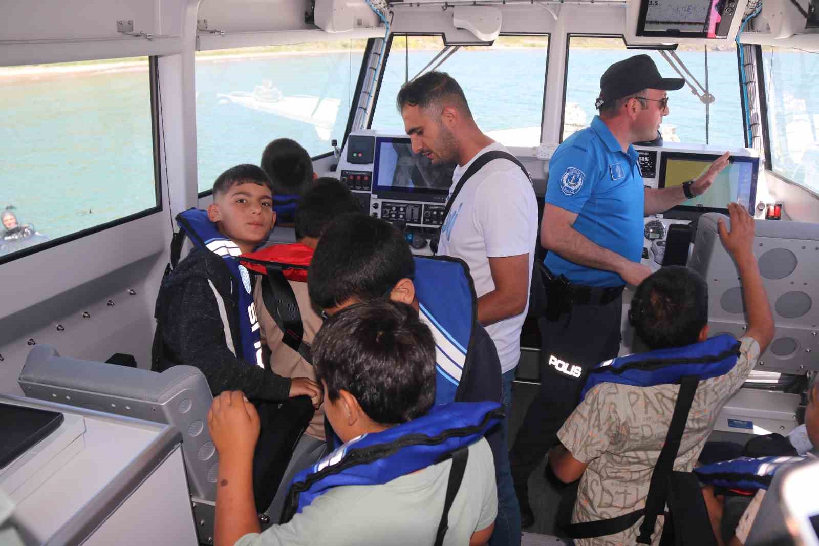 &Ouml;zel &ouml;ğrenciler polis botuyla Van G&ouml;l&uuml;&rsquo;n&uuml; gezdi
