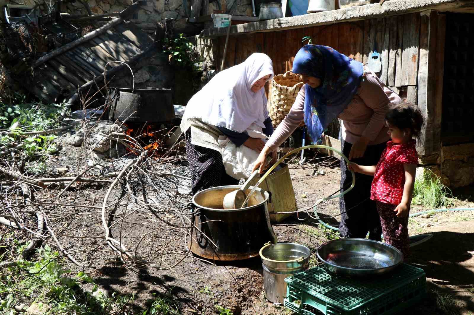 Y&uuml;zyıllardır s&uuml;ren geleneksel y&ouml;ntemlerle pekmez yapımı

