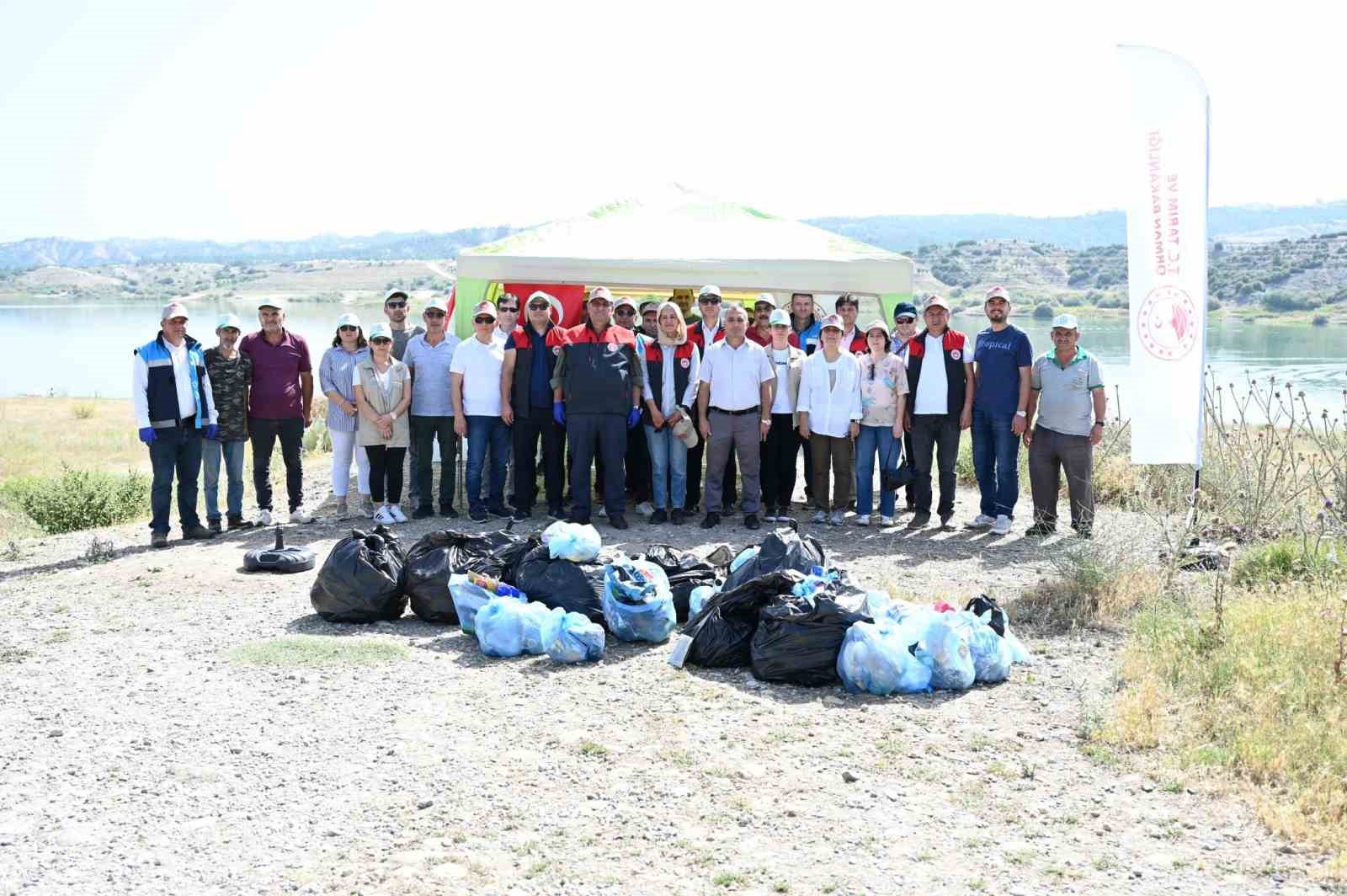Tarım ve Orman M&uuml;d&uuml;rl&uuml;ğ&uuml; personeli baraj g&ouml;l&uuml;n&uuml; temizledi

