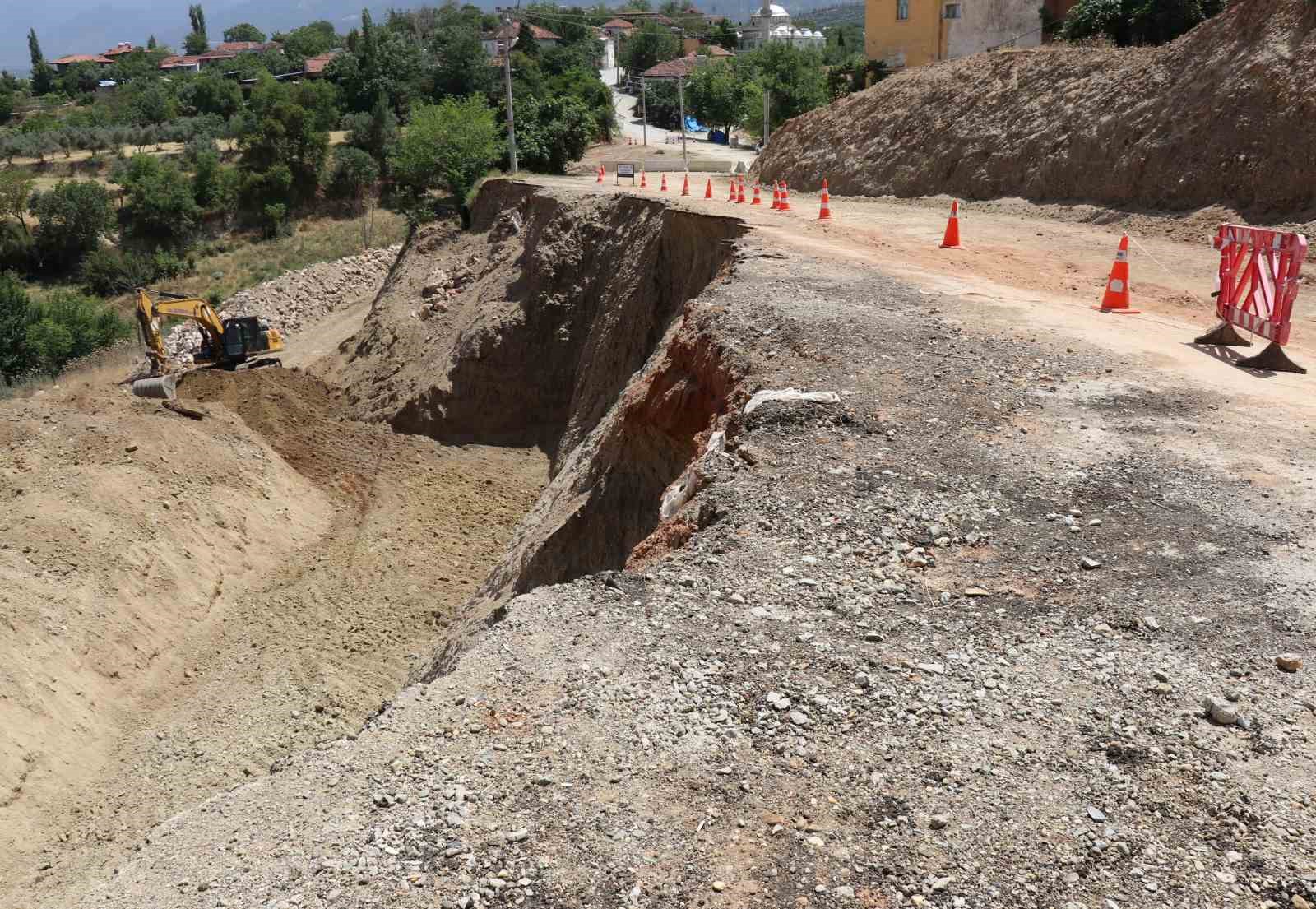 Denizli B&uuml;y&uuml;kşehir ekipleri toprak kayması yaşanan b&ouml;lgeye anında m&uuml;dahale etti
