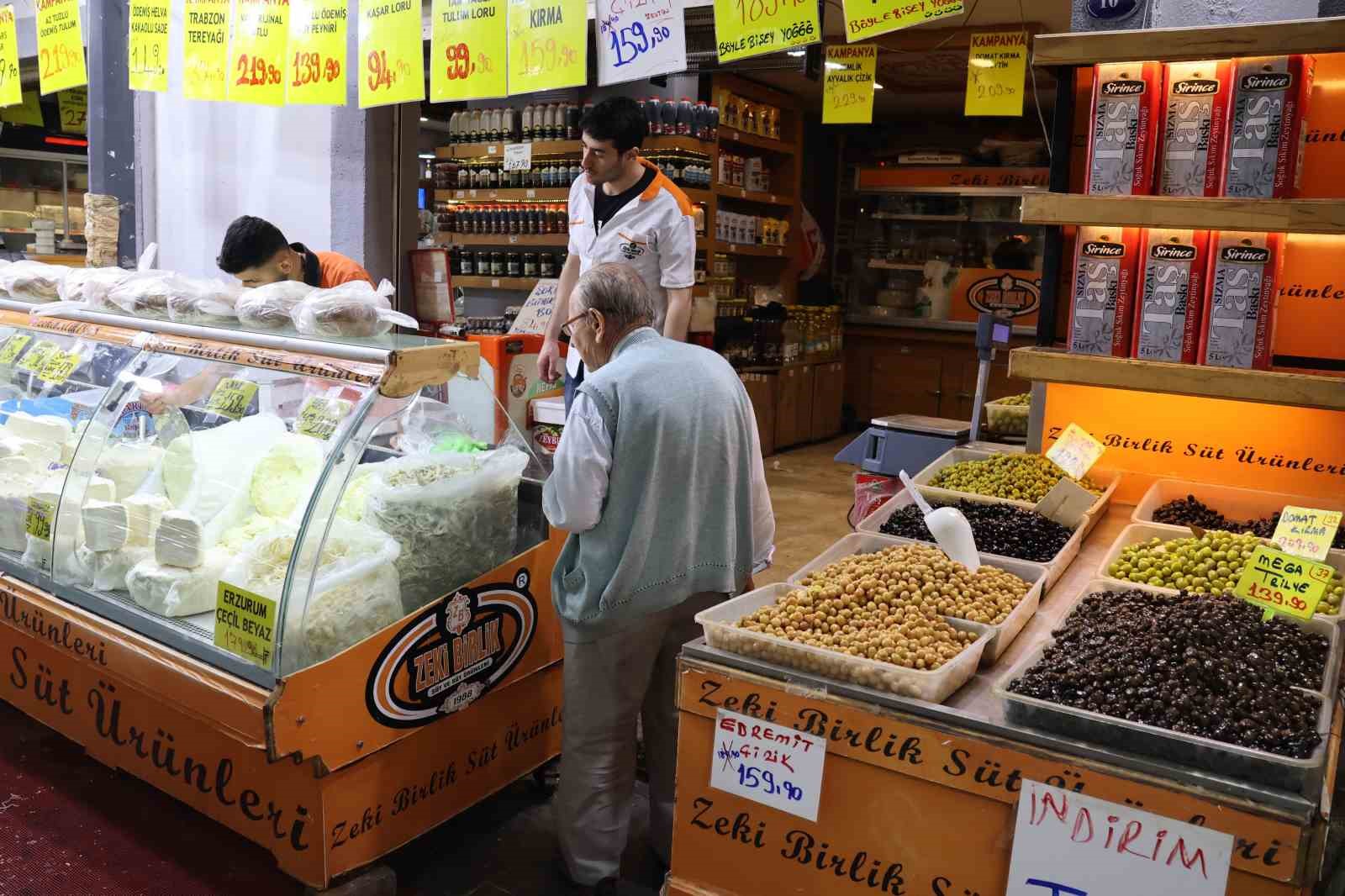 İzmir&rsquo;de ticaretin kalbinin attığı sokak: Tarihi Havra Sokağı
