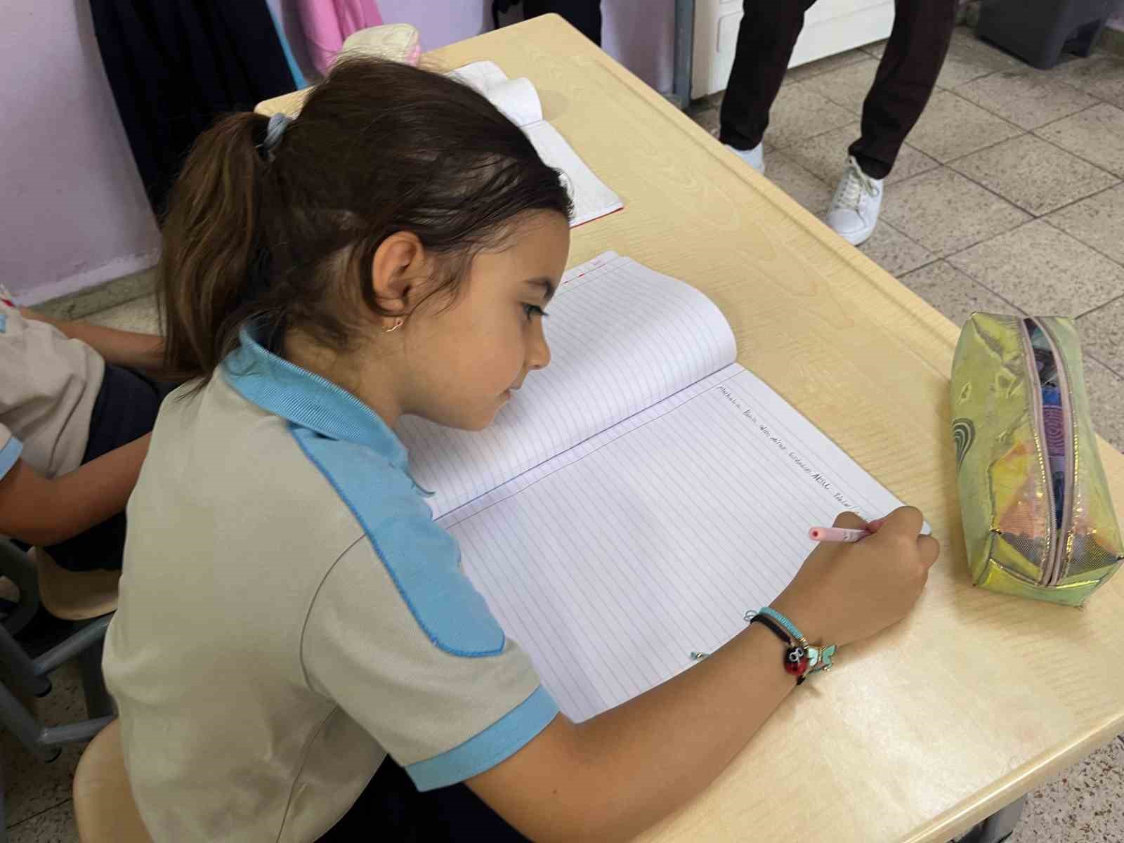 Minik eller Azerbaycan&rsquo;daki kardeşlerine duydukları sevgilerini satırlara d&ouml;kt&uuml;
