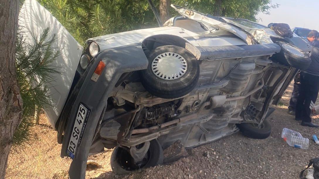 Kamyon otomobille &ccedil;arpıştı: 1 &ouml;l&uuml; 4 yaralı
