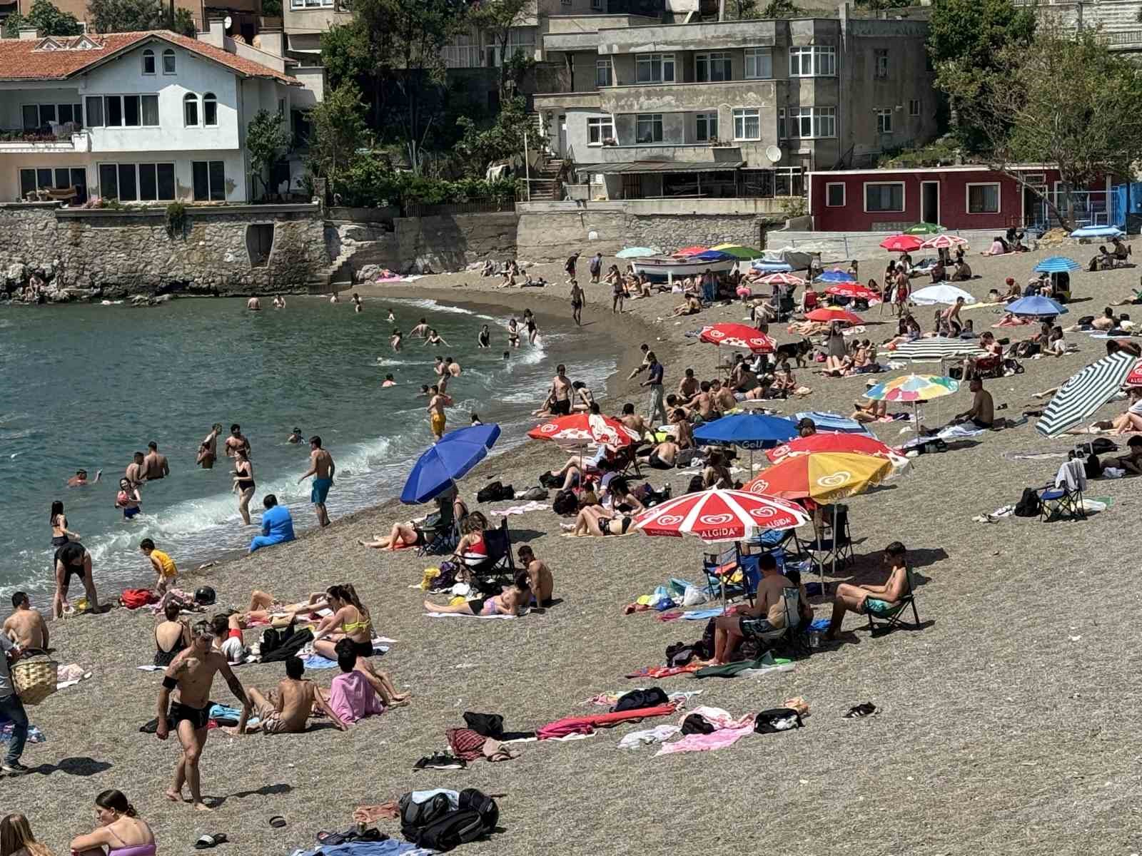 Sıcak havayı g&ouml;ren halk plajına akın etti
