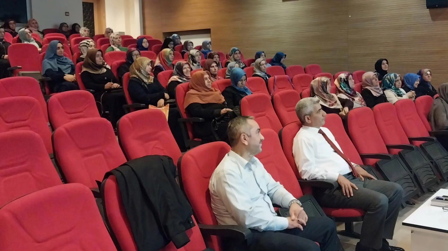 Simav&rsquo;da Bayan Kur&rsquo;an kursu &ouml;ğreticilerine yaz Kur&rsquo;an kursu semineri
