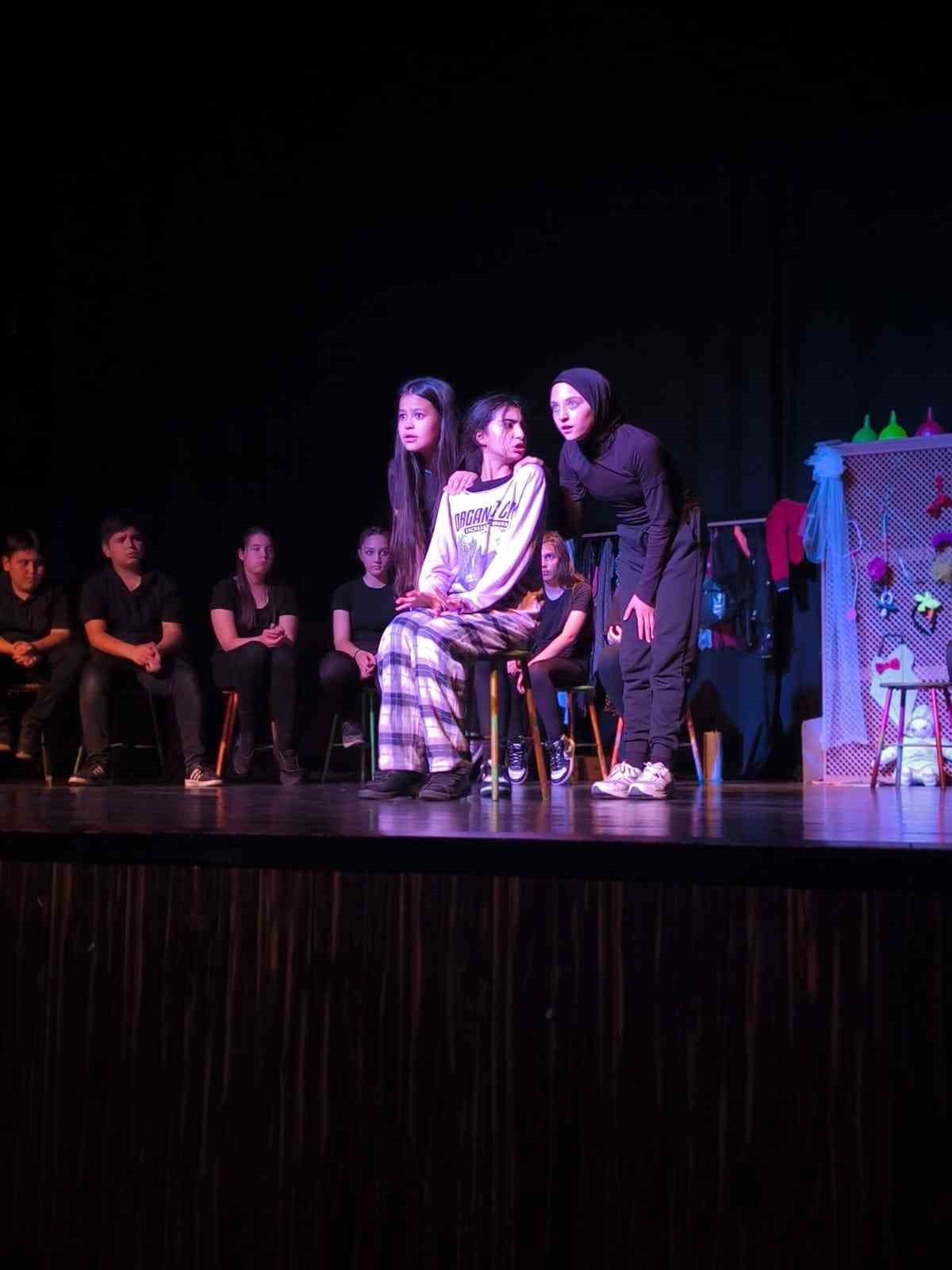 Ortaokul &ouml;ğrencilerin yıl sonu kutlamasında tiyatro oyunu sahnelendi
