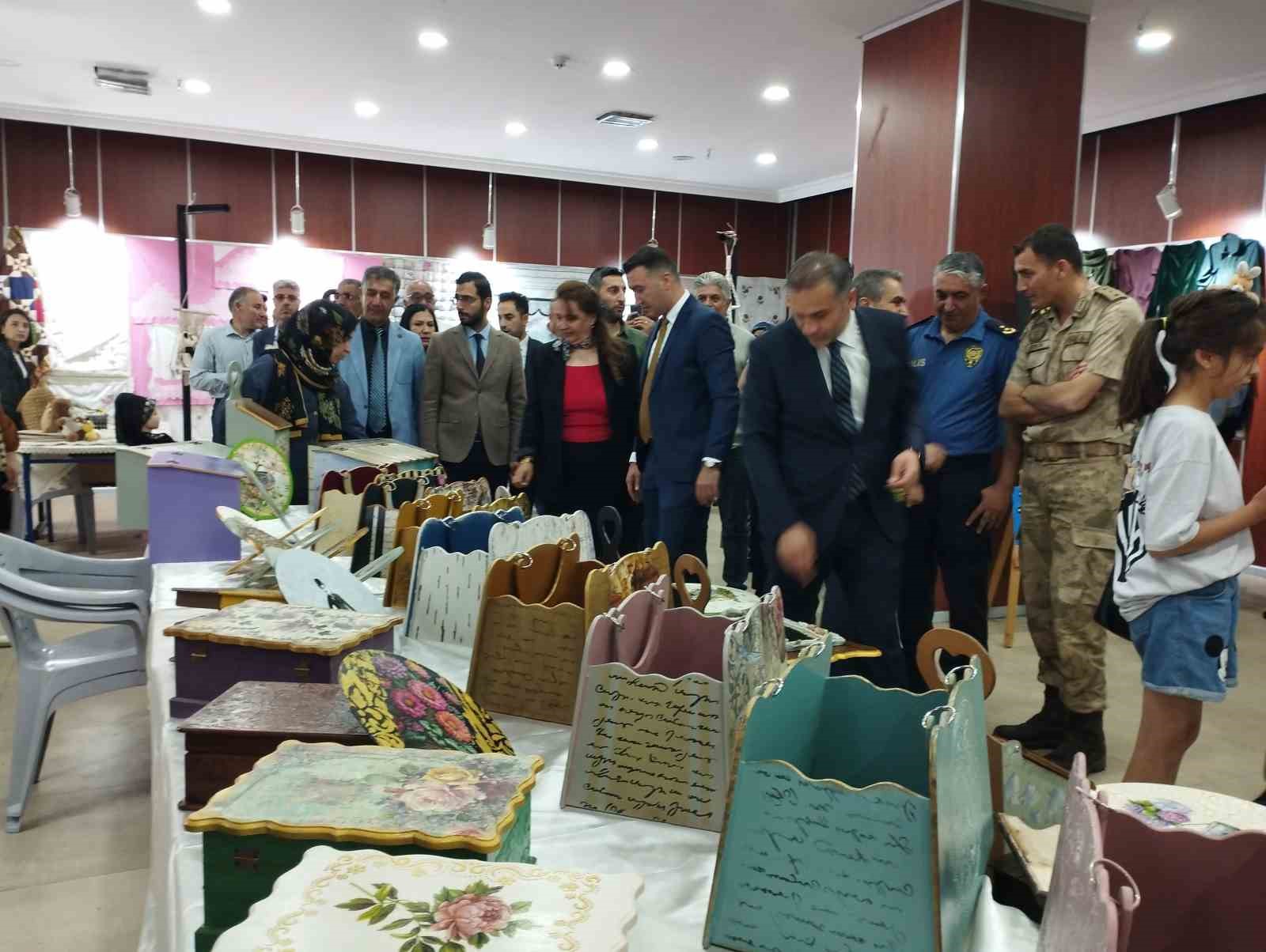 Varto&rsquo;da el emeği g&ouml;z nuru &uuml;r&uuml;nler g&ouml;r&uuml;c&uuml;ye &ccedil;ıktı
