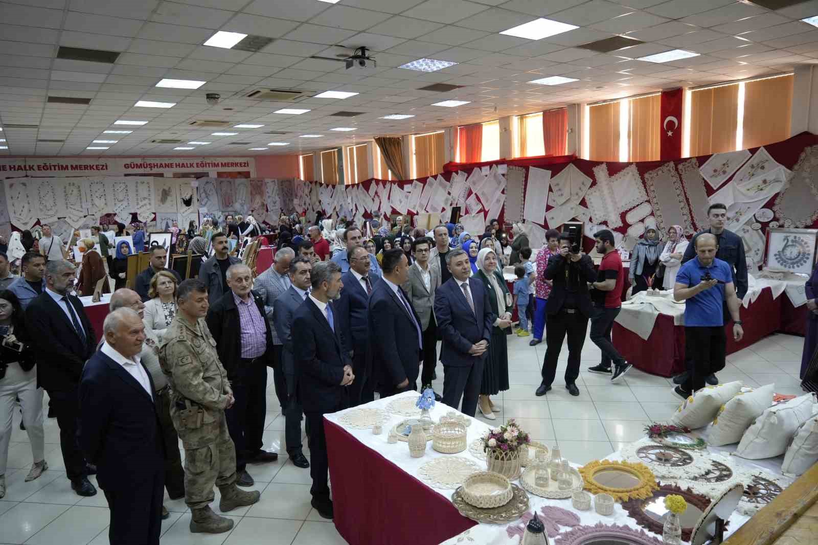 G&uuml;m&uuml;şhane&rsquo;de 1 yıllık el emekleri g&ouml;r&uuml;c&uuml;ye &ccedil;ıktı
