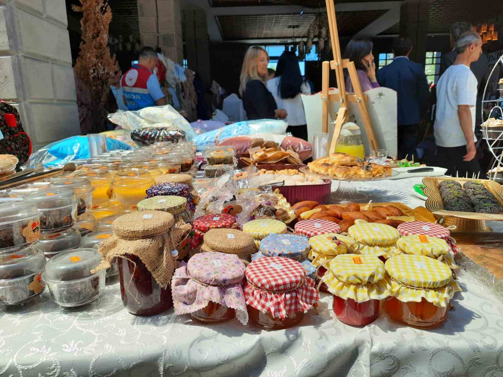 Kars&rsquo;ta el emeği g&ouml;z nurunu eserler sergilendi
