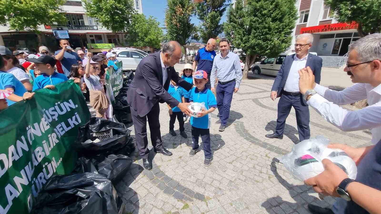 &Ouml;ğrenciler &ccedil;evre i&ccedil;in vatandaşlardan "S&ouml;z veriyorum" imzası topladı
