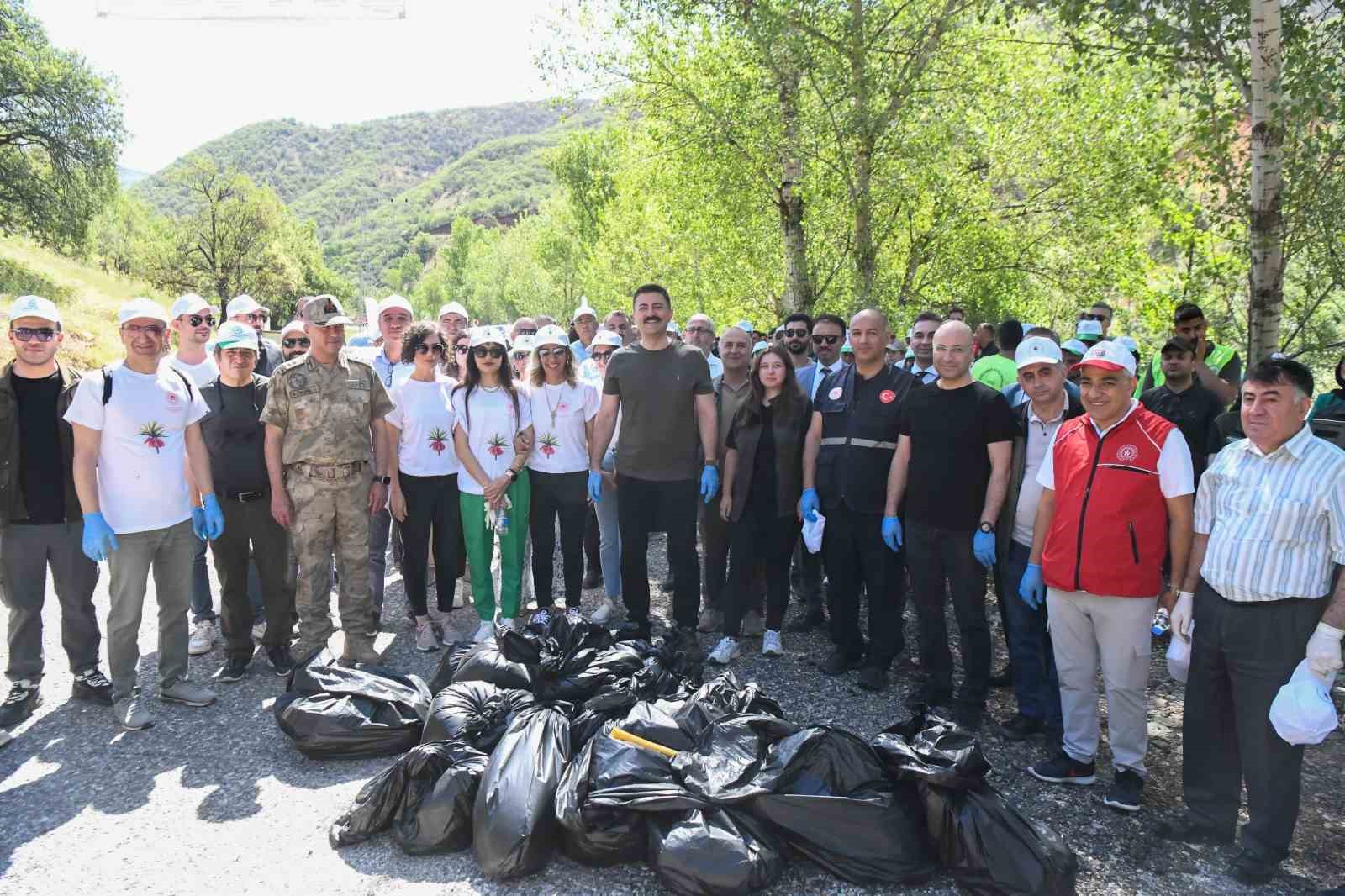 Tunceli&rsquo;de 7&rsquo;den 70&rsquo;e &ccedil;evre temizliği
